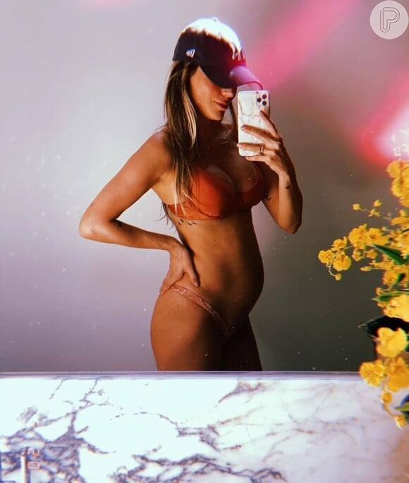 Flávia Viana exibe curvas da gravidez em foto de biquíni
