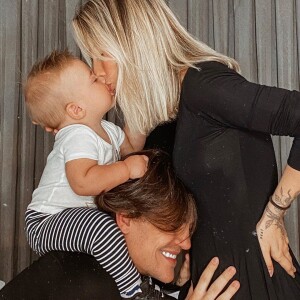 Saulo Poncio e Gabi Brandt já são pais de Davi