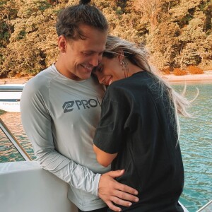 Saulo Poncio e Gabi Brandt revelaram o sexo do segundo filho em um chá revelação neste sábado, 4 de julho de 2020