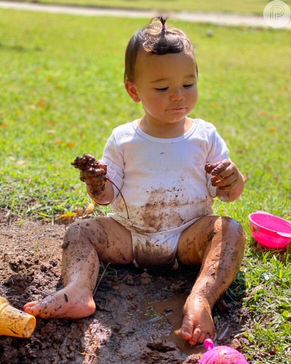 Filha de Ticiane Pinheiro se divertiu com lama neste domingo, 5 de julho de 2020
