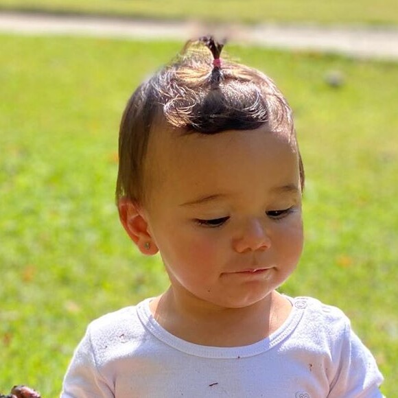 Filha de Ticiane Pinheiro se divertiu com lama neste domingo, 5 de julho de 2020