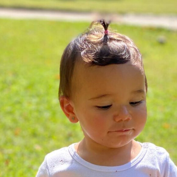 Filha caçula de Ticiane Pinheiro, Manuella se esbanjou em brincadeira com lama