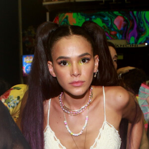 Bruna Marquezine escolheu top e short para compor look com cabelo superlongo em dia de Carnaval em Salvador