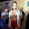 Bruna Marquezine apostou em look estiloso e óculos de sol colorido ao curtir camarote no Carnaval