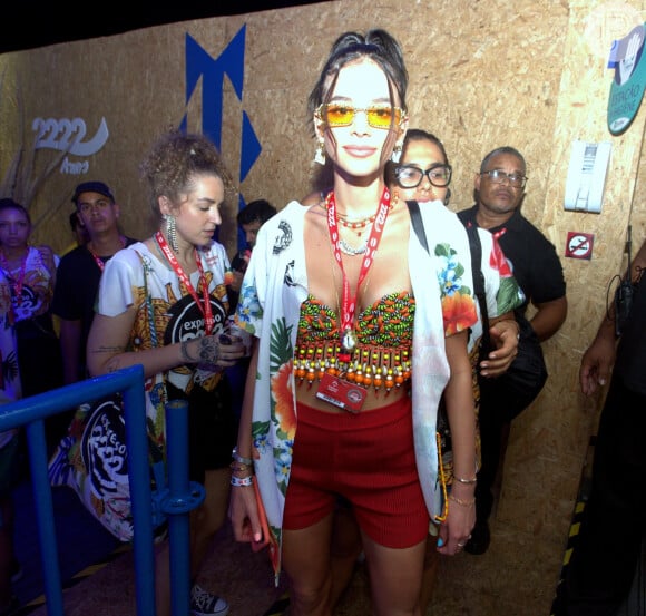 Bruna Marquezine apostou em look estiloso e óculos de sol colorido ao curtir camarote no Carnaval