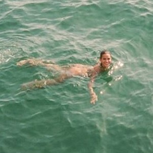 Bruna Marquezine se diverte durante mergulho no mar