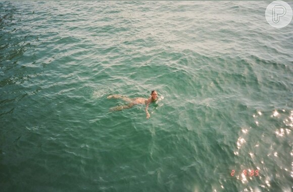 Bruna Marquezine se diverte durante mergulho no mar