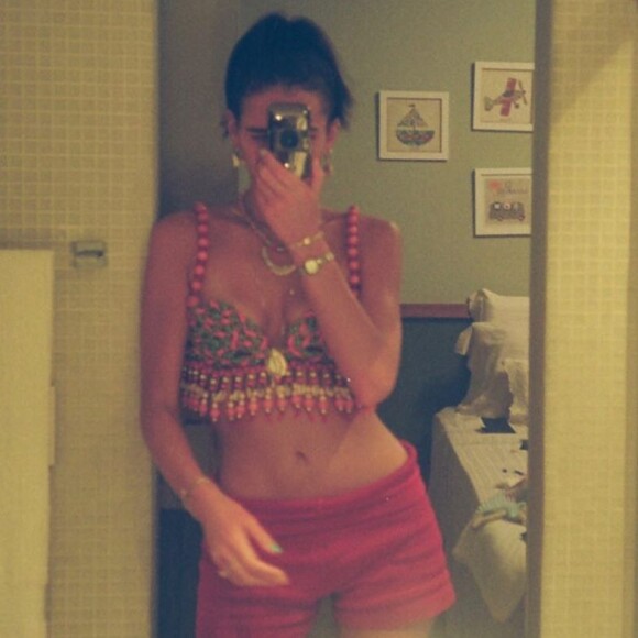 Bruna Marquezine mostra selfie com look para curtir camarote em Salvador. Atriz escolheu cropped de miçangas e short