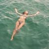 Bruna Marquezine mostra corpo sequinho em pose durante banho de mar