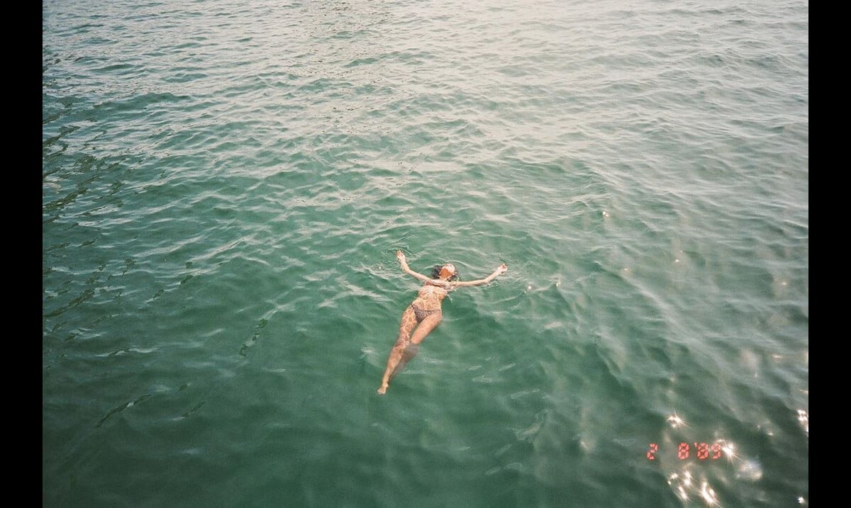 Foto Bruna Marquezine Mostra Corpo Sequinho Em Pose Durante Banho De
