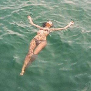 Bruna Marquezine mostra corpo sequinho em pose durante banho de mar