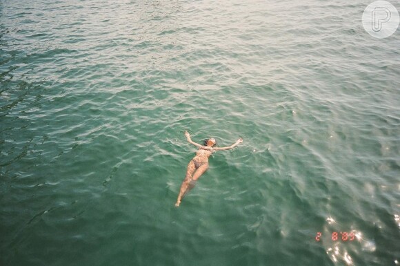Bruna Marquezine mostra corpo sequinho em pose durante banho de mar