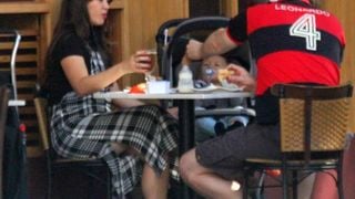 Geovanna Tominaga e marido levam filho a restaurante. Fotos da família!