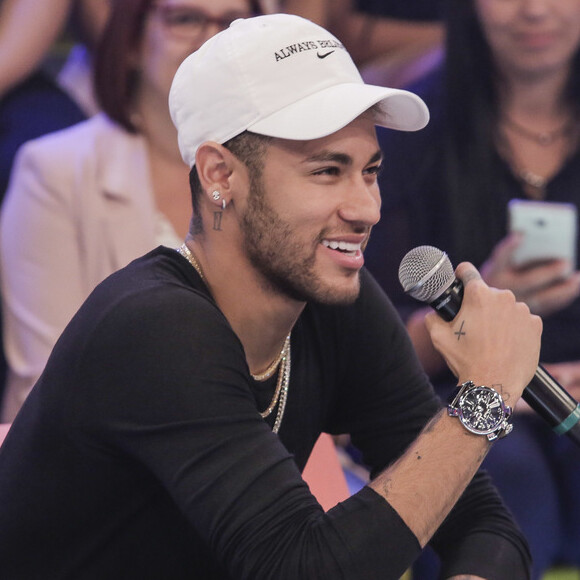 Neymar faz challenge divertido com amigos no tiktok