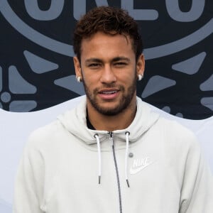 Neymar está atualmente em sua casa em Paris, atuando pelo PSG na França