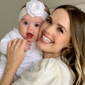 Thaeme Mariôto exibe antes e depois da filha e se derrete