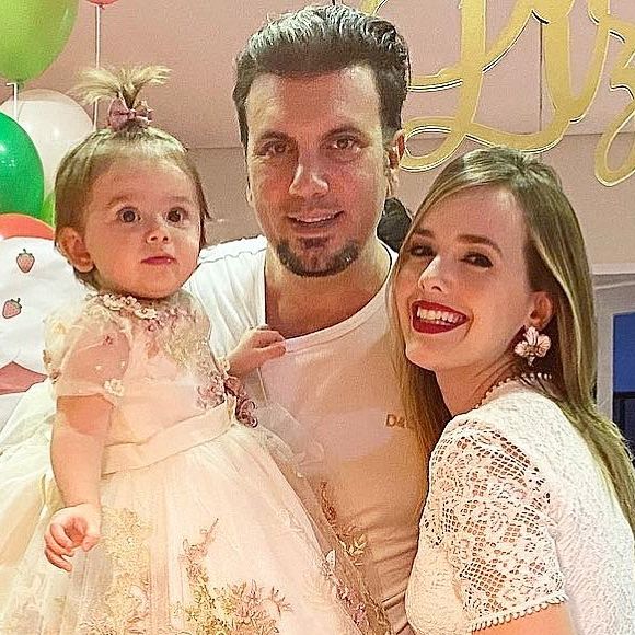 Thaeme Mariôto mostra foto de antes e depois da filha