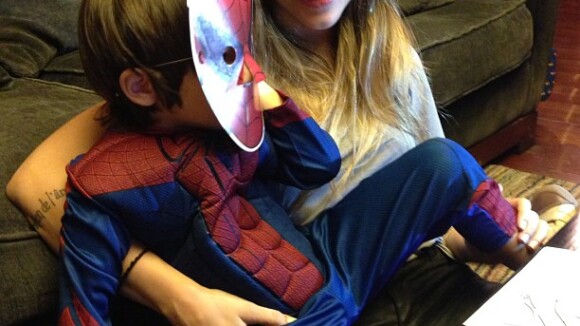 Cleo Pires posa com o irmãozinho Záion fantasiado de Homem-Aranha