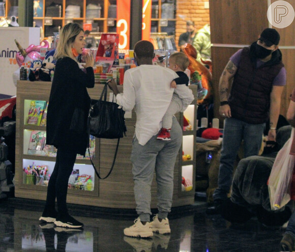 Gabi Brandt foi ao shopping com a babá e o filho, Davi Márcio
