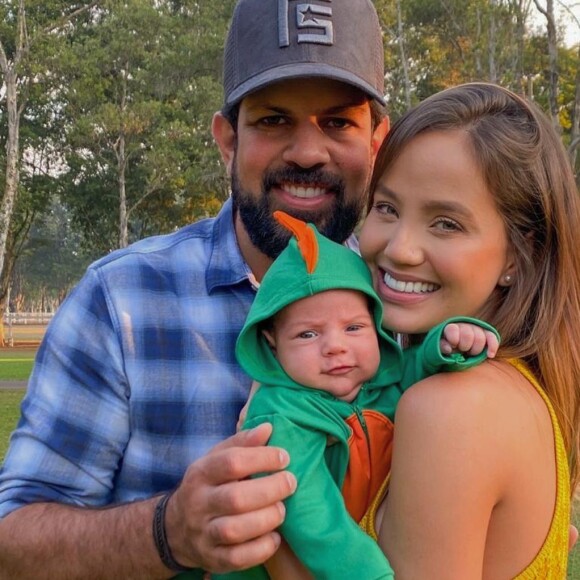 Filho de Sorocaba e Biah Rodrigues protagoniza 'mini dinossauro' em festa de 2 meses