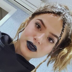Maisa Silva segue em tratamento de transição capilar: 'Tiramos 80% do cabelo que estava liso, adiantou muito e, por isso, está mais encaracolado'