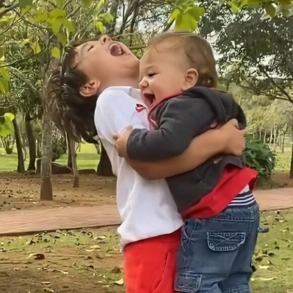 Filho mais velho de Patrícia Abravanel, Pedro se divertiu em treino da mãe
