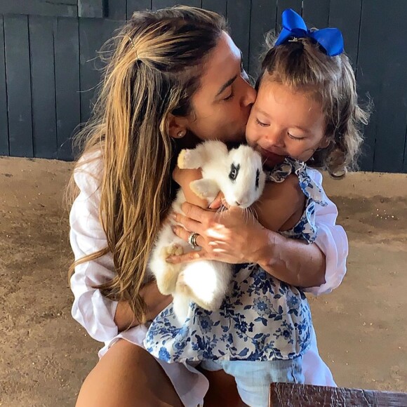 Filha de Patrícia Abravanel, Jane apareceu sorridente sendo levantada durante exercício
