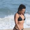 A atriz Dani Suzuki usou biquini básico para dia de praia no Rio de Janeiro