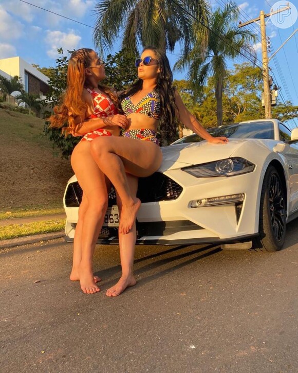 Maiara e Maraisa posam juntas em foto de biquíni com carro de luxo