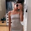 Bruna Marquezine faz selfie com vestido de lastex poá na cor P&B