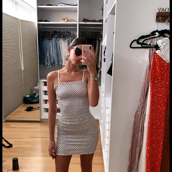 Bruna Marquezine faz selfie com vestido de lastex poá na cor P&B
