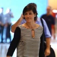 Deborah Secco, com 47 kg, é vista com vestido larguinho em aeroporto