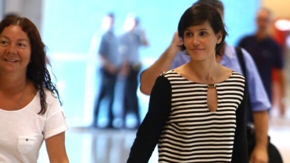Deborah Secco, com 47 kg, é vista com vestido larguinho em aeroporto