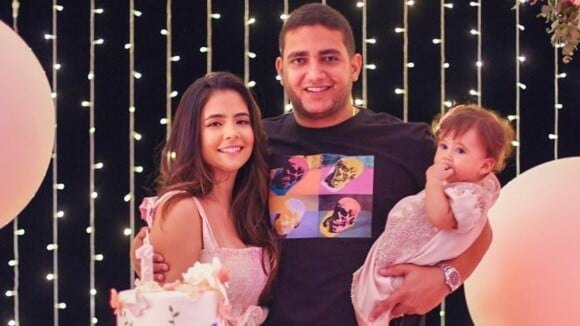 Filha do sertanejo Juliano rouba a cena em foto com os pais: 'Nossa princesa'