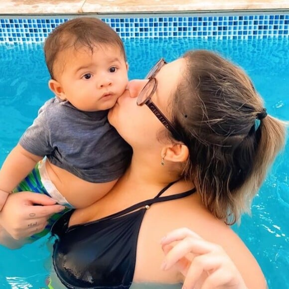 Filho de Marília Mendonça, Léo começou aulas de natação aos 7 meses