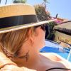 Marília Mendonça posa de biquíni na piscina de casa e exibe tatuagem no pescoço