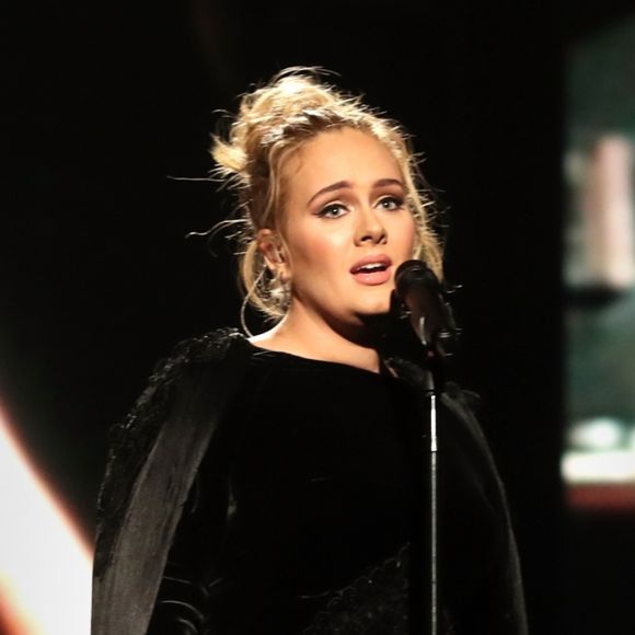 Adele posta nova foto e é comparada à Angélica pela web, em 01 de agosto de 2020