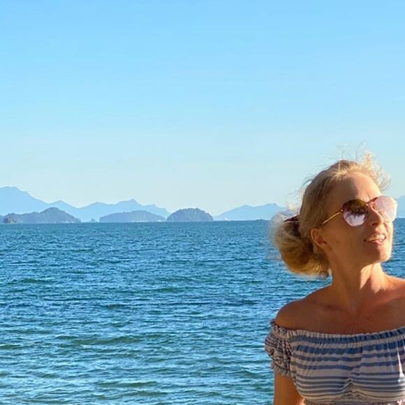 Angélica surgiu com barriga à mostra em foto