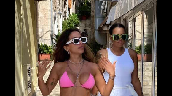 Anitta circula pelas ruas da Croácia usando um microbiquíni pink