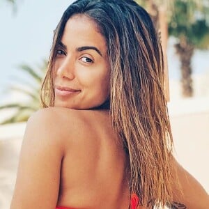 Anitta circulou pelas ruas da Croácia usando um microbiquíni pink