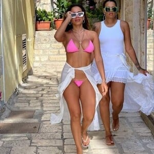 Anitta de microbiquíni pink na Croácia