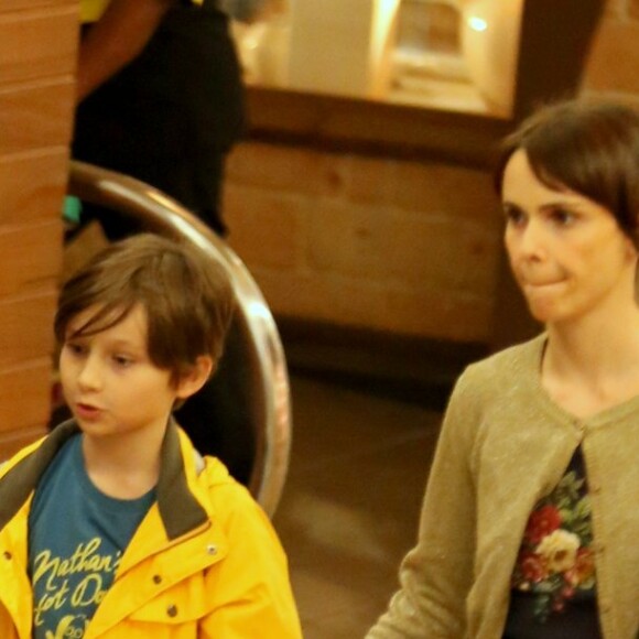 Débora Falabella elogiou o comportamento da filha, Nina, de 11 anos: 'Quer agradar sempre'