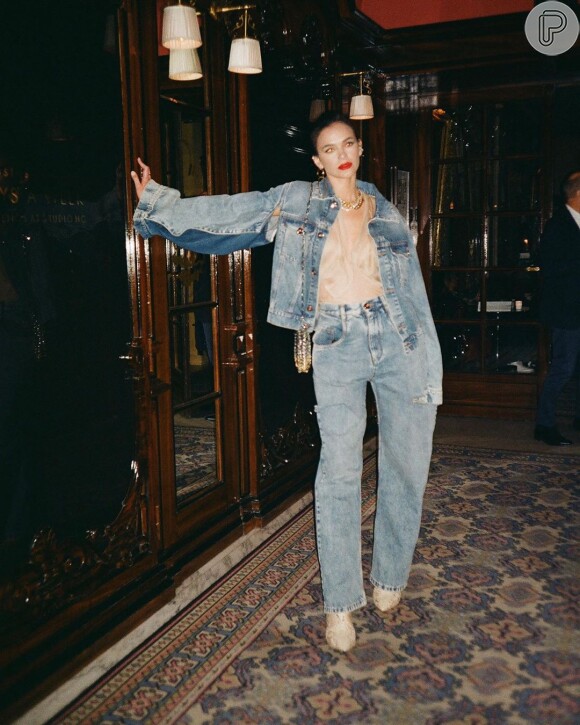Bruna Marquezine escolheu look jeans com lingerie à mostra para passeio em Paris, na França, em outubro de 2019