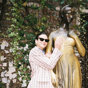 Bruna Marquezine divertiu internautas com foto segurando seio da estátua de Julieta, em Verona, na Itália, em novembro de 2019