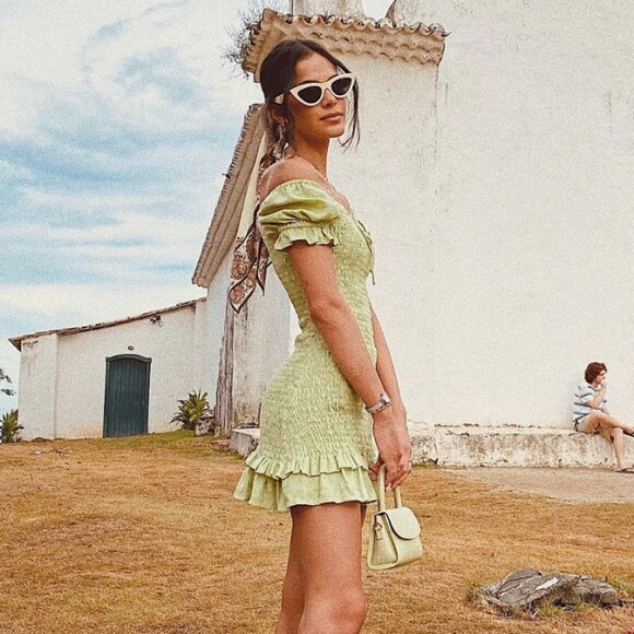 Bruna Marquezine inspirou com vestido de lastex e frufru em fotos fashionistas após réveillon 2020