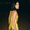 Bruna Marquezine escolheu slip dress dourado e bolsa de estrelas em festas em Trancoso, na Bahia, em dezembro de 2019