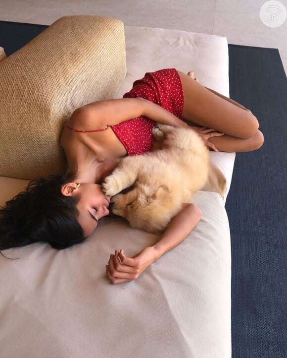Bruna Marquezine adotou a pet Amora em maio de 2020