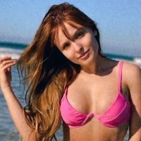 Fã de praia e fitness! Larissa Manoela exibe corpo definido em fotos de biquíni