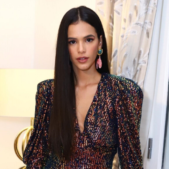 Bruna Marquezine ganhou comemoração online com amigos no aniversário de 25 anos