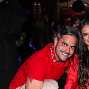 Simone mostra foto na gravidez com marido e filho